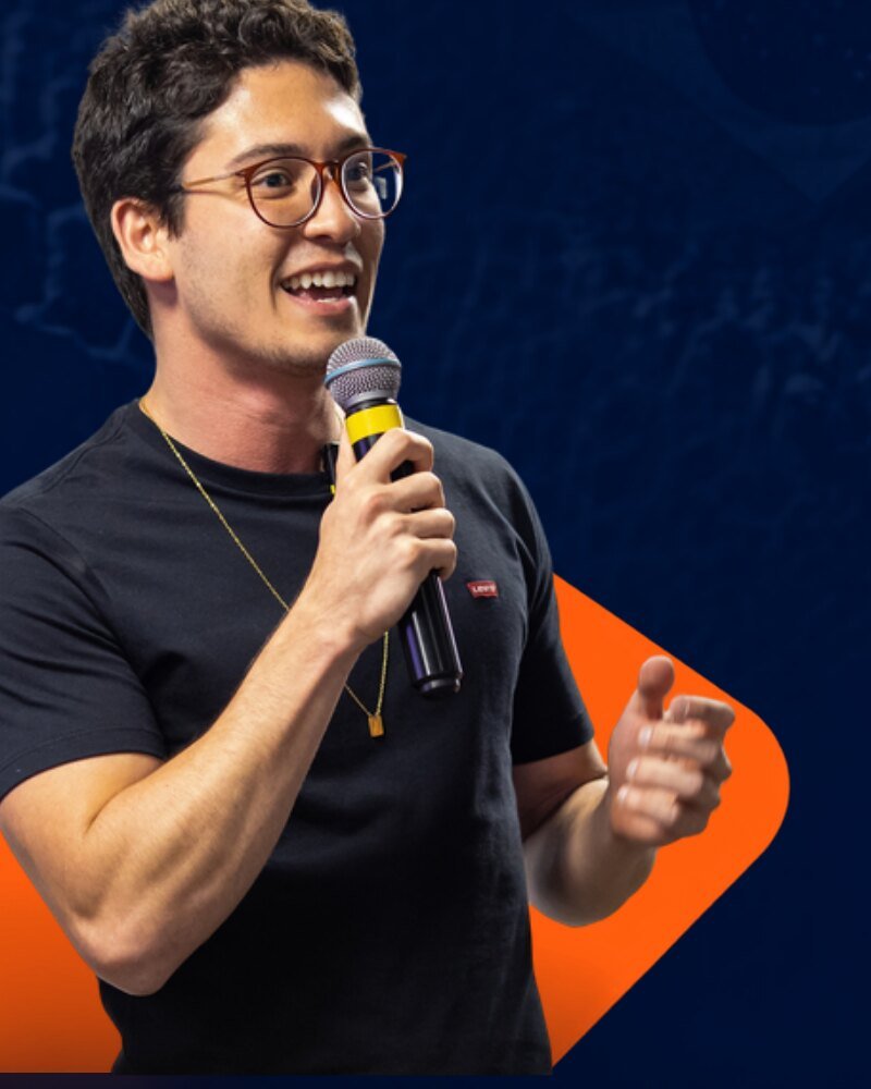 Fred Barbeitos discursando com o microfone